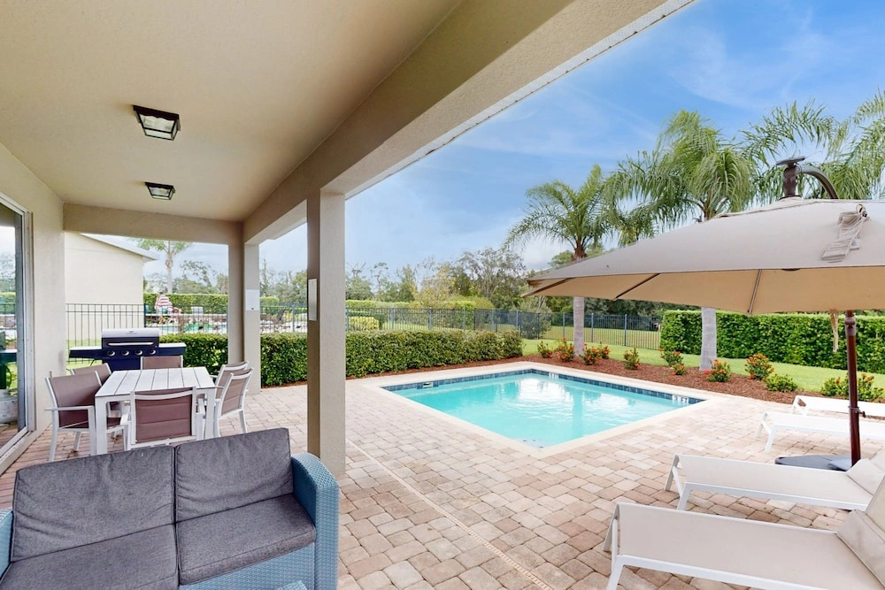Near Theme Parks, fun Filled Home With Harry Potter Bedroom, & Private Pool