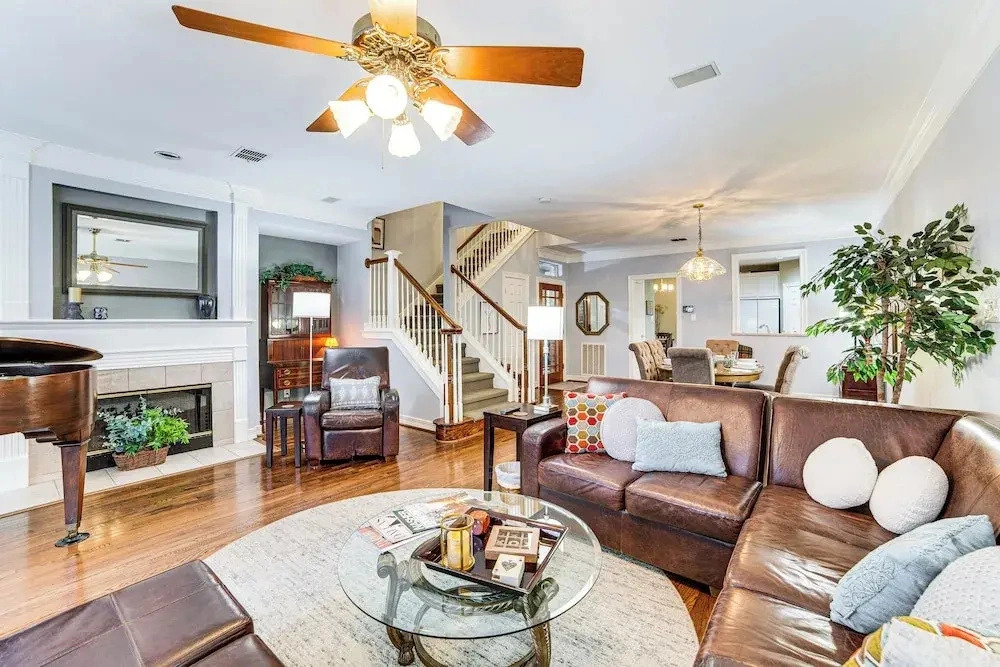 Uptown Dallas Group Getaway Near Art, Eats & More