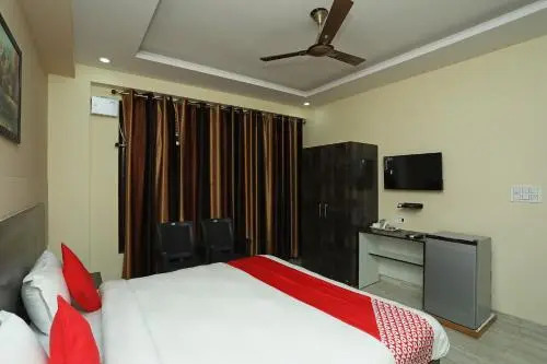 OYO 28445 Hotel Bhavini