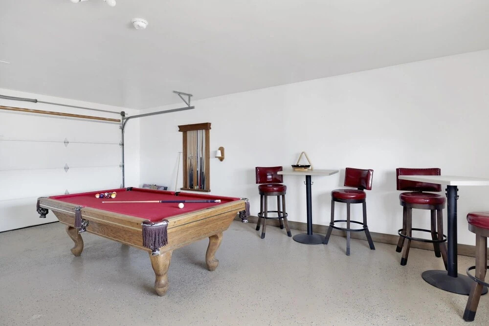 2130-bear City Ranch 4 Bedroom Home by Redawning