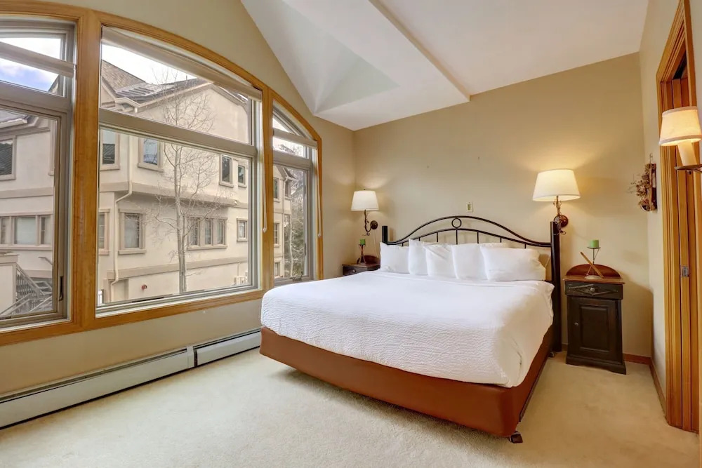 Er9 Elk Run 4 Bd 4.5 Ba 4 Bedroom Townhouse by RedAwning