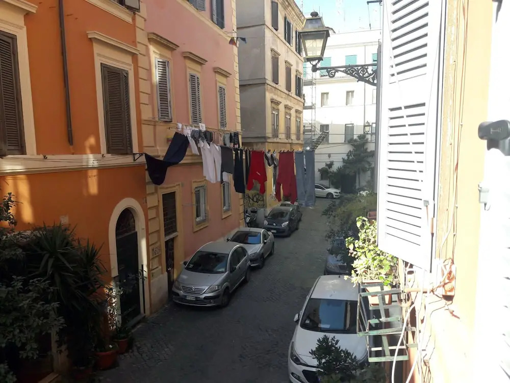 Anastasia Hidden Balcony - An hidden balcony inside Trastevere