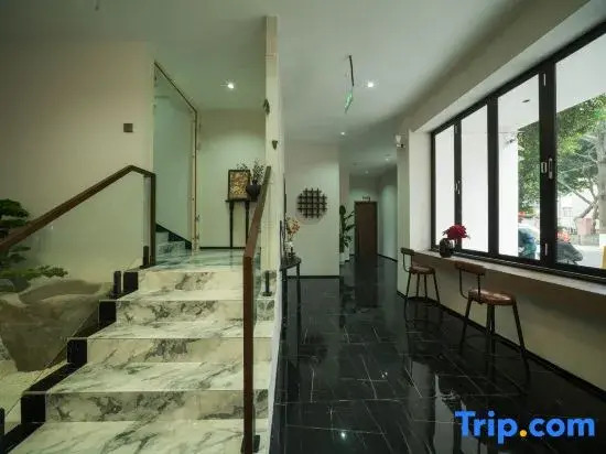 Tang·Xia Hotel (Guanghan North Station Jinyan Lake Park)
