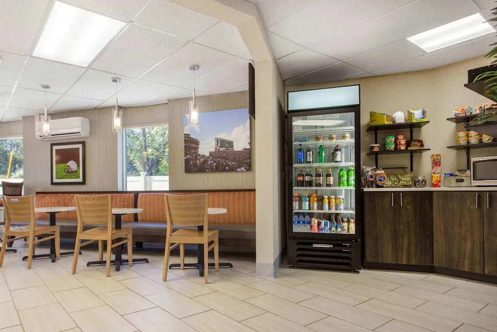 Country Hearth Inn & Suites - Columbia