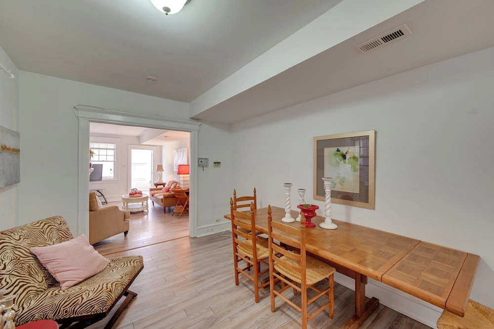 Ventnor City Getaway w/ Yard: 2 Blocks to Beach