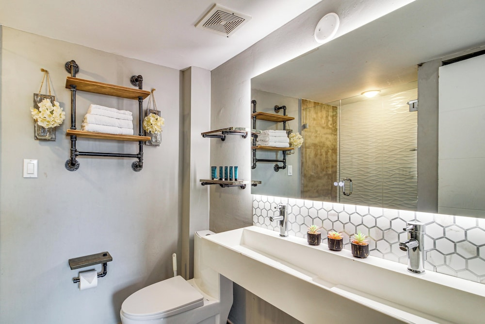 2 Blocks to Shore! Chic South Beach Studio