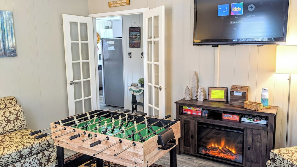Harmony Cottage by Avantstay Lake Access, Hot Tub, Fire Pit, & Game Room