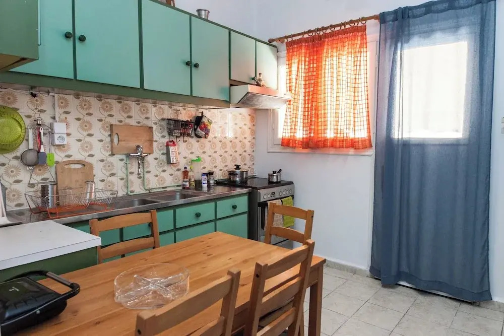 Spacious 2 Bd Pireas Apt w Cozy Balcony