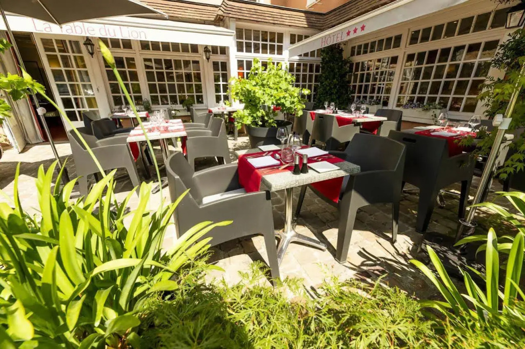 Hotel Le Lion DOr et Restaurant La Table Du Lion