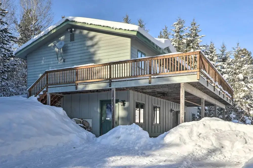 Scenic Forest Lodge Outside Glacier National Park!