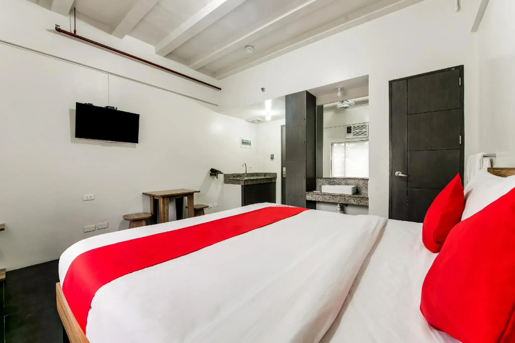 OYO 136 Regal Residences