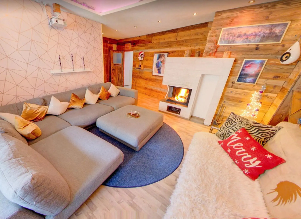 DMG - 'Large, Luxurious Ground Floor' Apartment