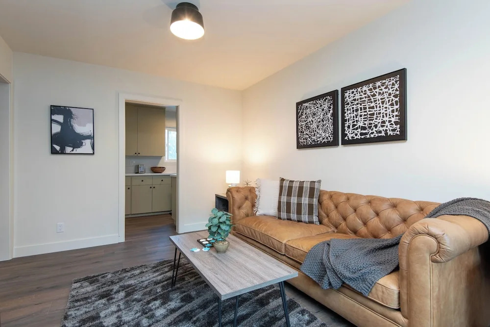 Wonderful 2-BR Apt Near Dodger