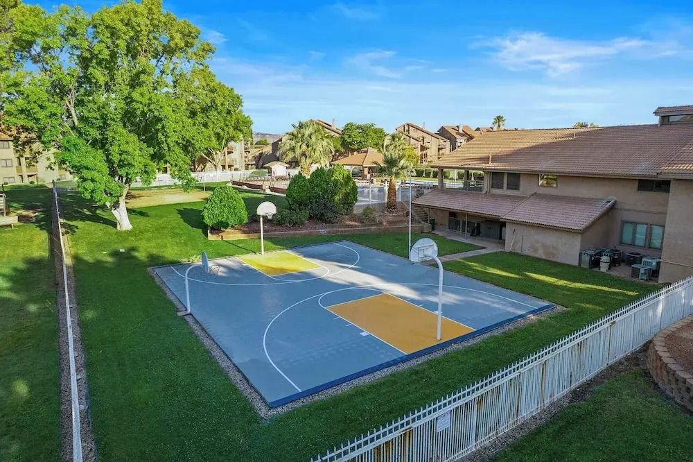 Hikers Hideaway Cozy Resort Condo w/ Pool & More