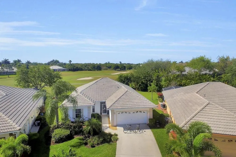 Falcons Glen Blvd Home 7044