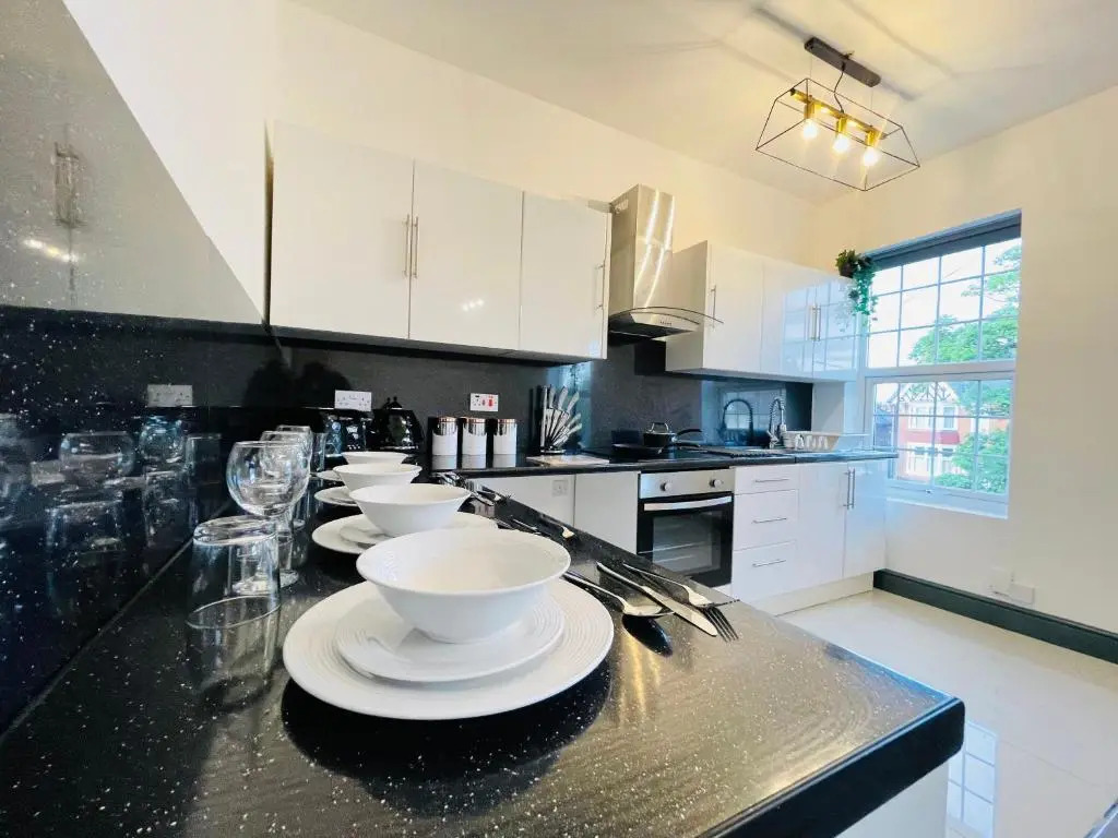 YO ROOM! Apartments- Next to City Centre Apartment - With Free Parking