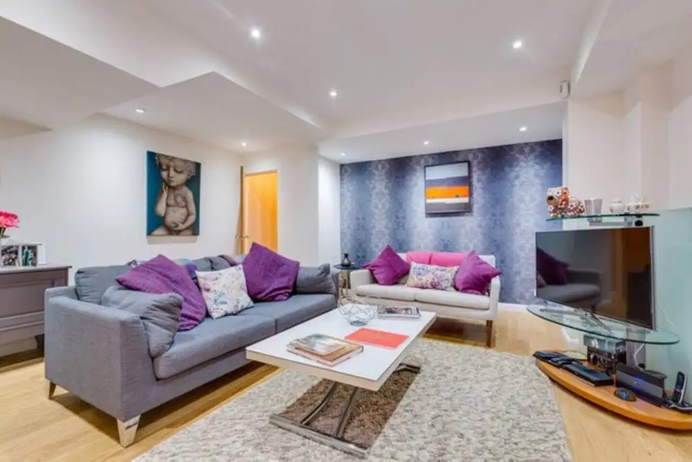 Vivid 2BR apt w/ patio in Pimlico by Victoria st