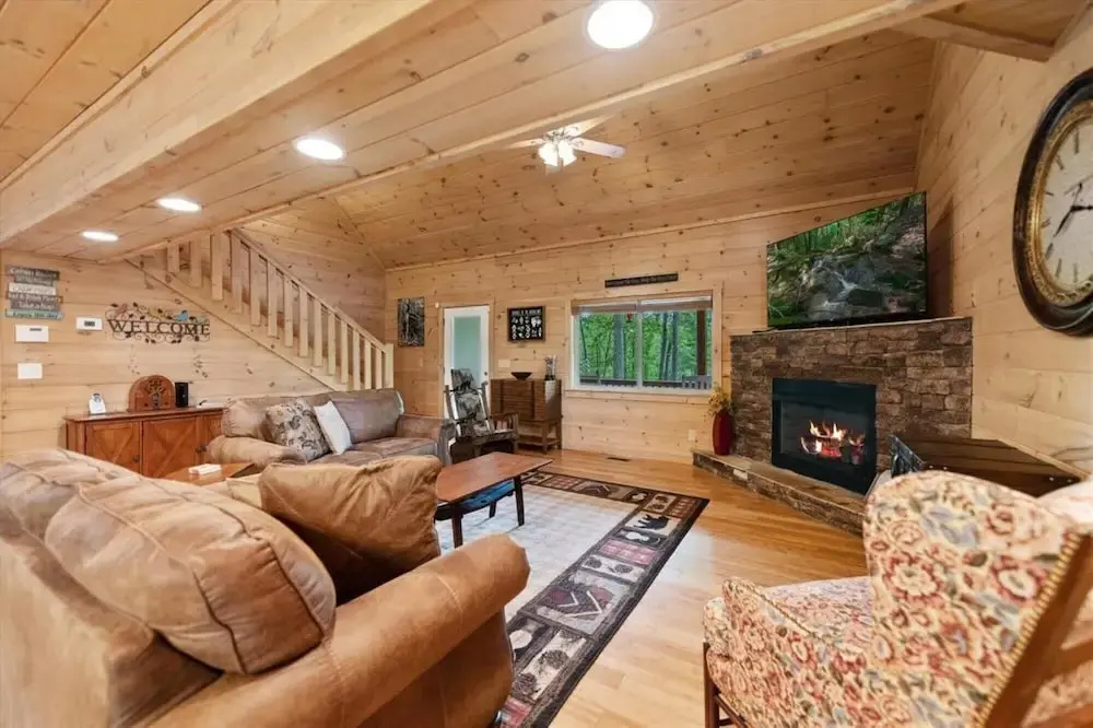 Firefly-pristine Mountain Cabin With hot tub Screened Porch Fire pit Wifi