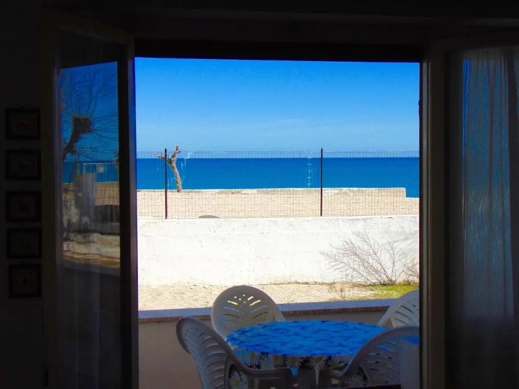 M263 - Marcelli, trilocale con portico fronte mare