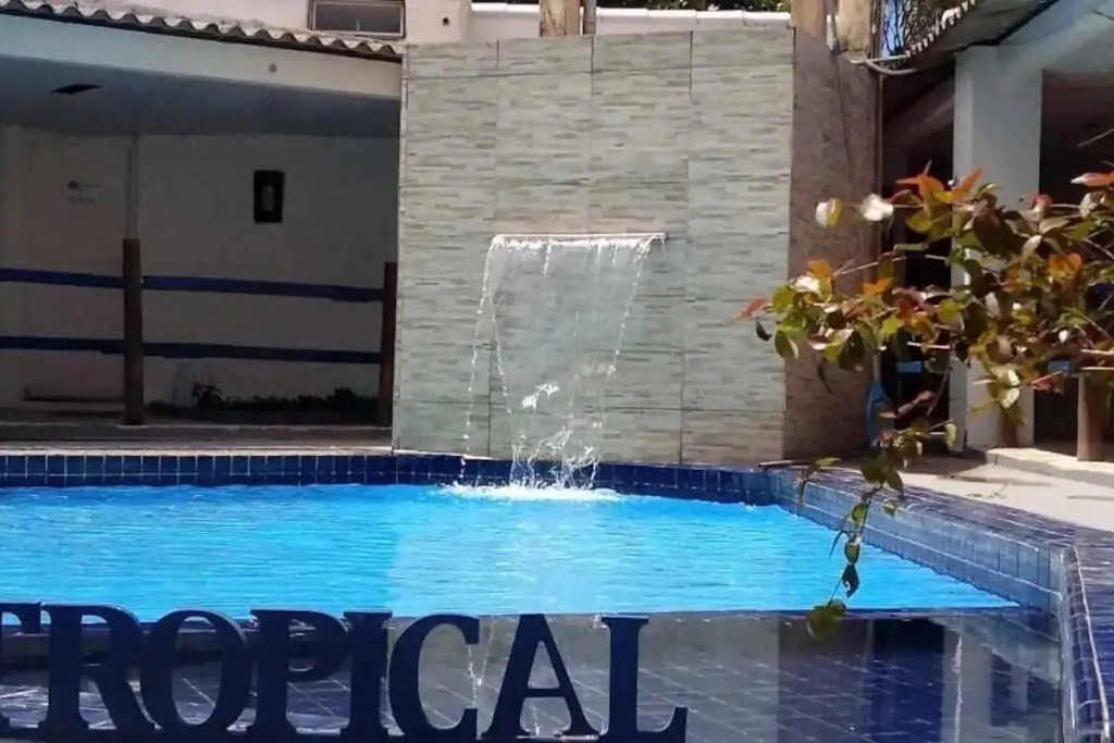Tropical Hostel e Pousada