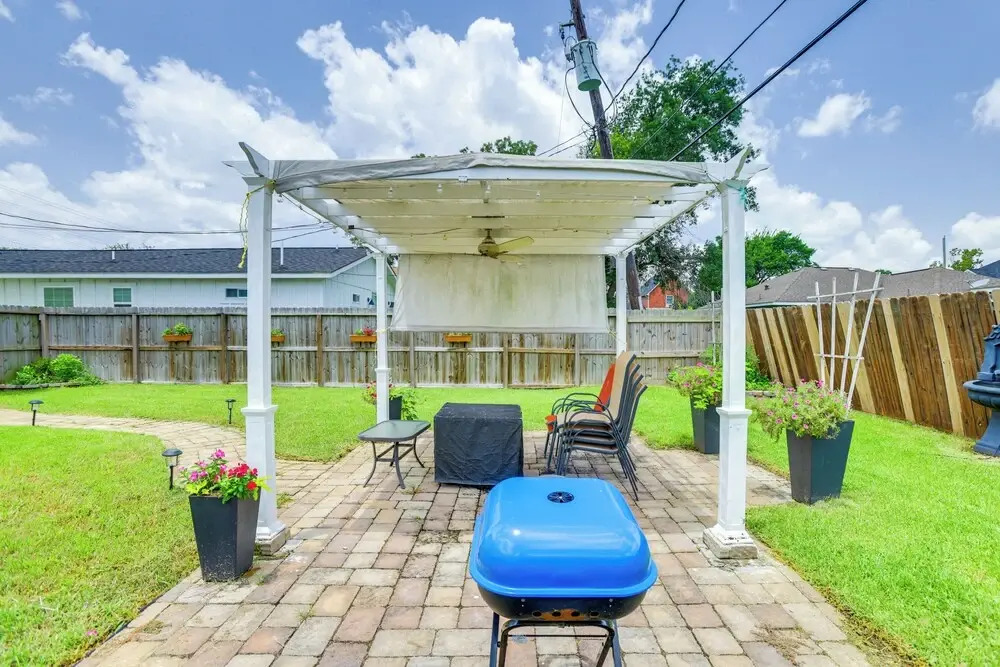 Yard + Pergola: Home 5 Mi to Dtwn Houston!