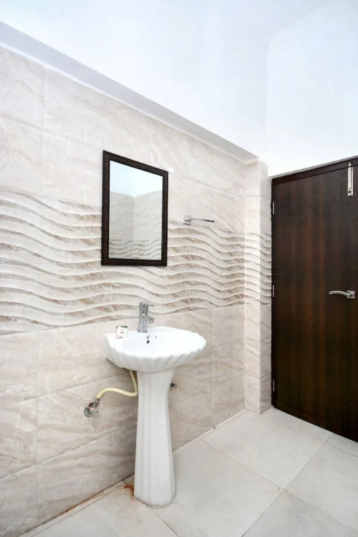 OYO 31031 Ds Royal Guest House