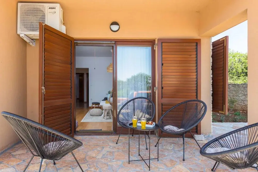 Apartment with shared swimming pool