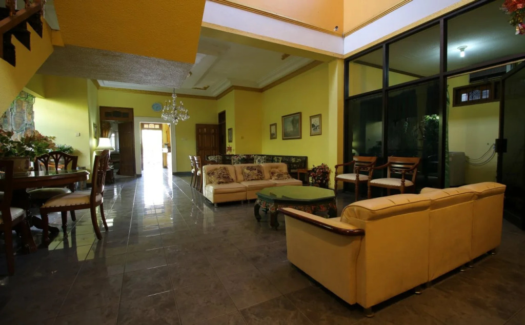 RedDoorz Plus near Galeria Mall