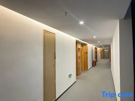 Lvtu Yasu Holiday Hotel (Wentang Gujing Spring Street Branch)
