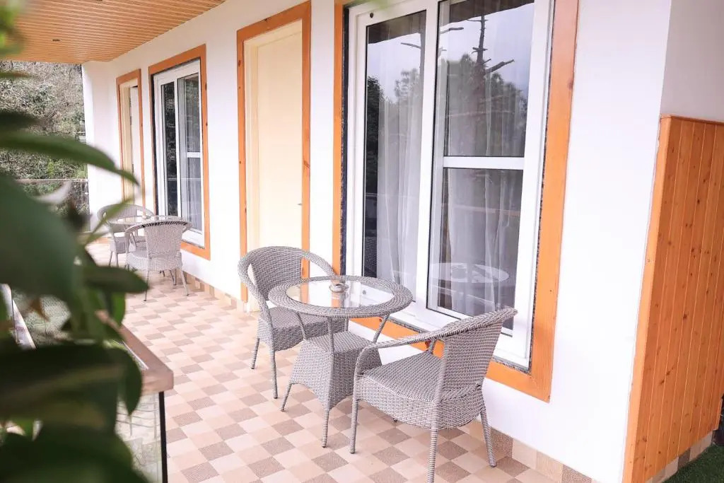 The Hoften Snowia Luxury Stay, Mukteshwar - Near Bhalugarh Waterfall