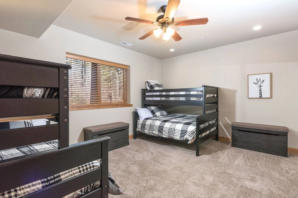 Expansive 6br W/ Hot Tub, Pool Table & 4 Balconies 6 Bedroom Home