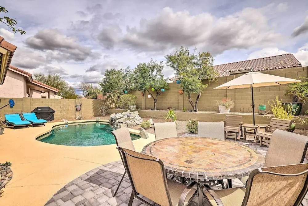 Golf & Unwind Poolside: Cave Creek Group Retreat!
