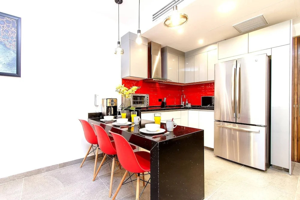 Charming, Huge & Bright Studio on the New 5th Avenue, 3 Blocks From the Beach!
