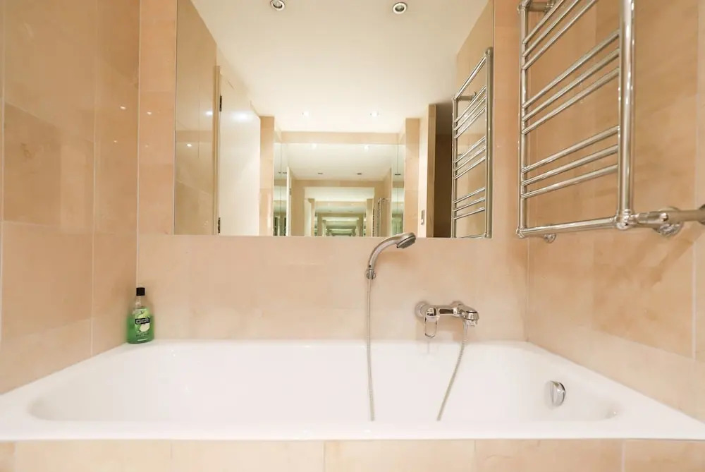 2 Bedroom Apartment With Stunning Views of Canary Wharf
