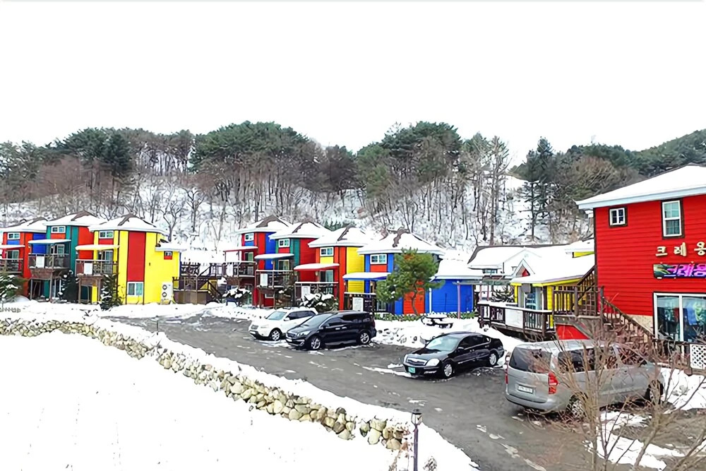 Muju Crayon Pension