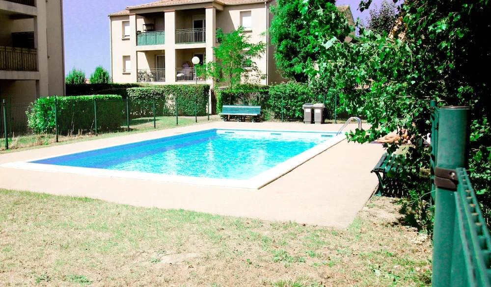 Piscine-Jardin-Parking à 700m de la cité