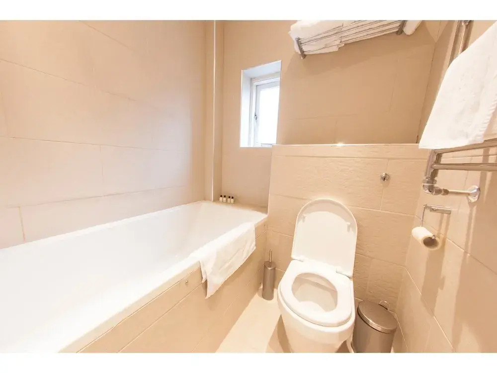 Spacious 2 Bedroom Flat in Queens Park - Sleeps 6