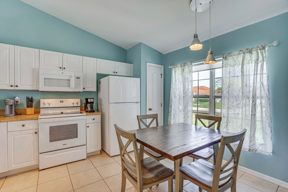 Dog-friendly Cape Coral Home: Private Pool!