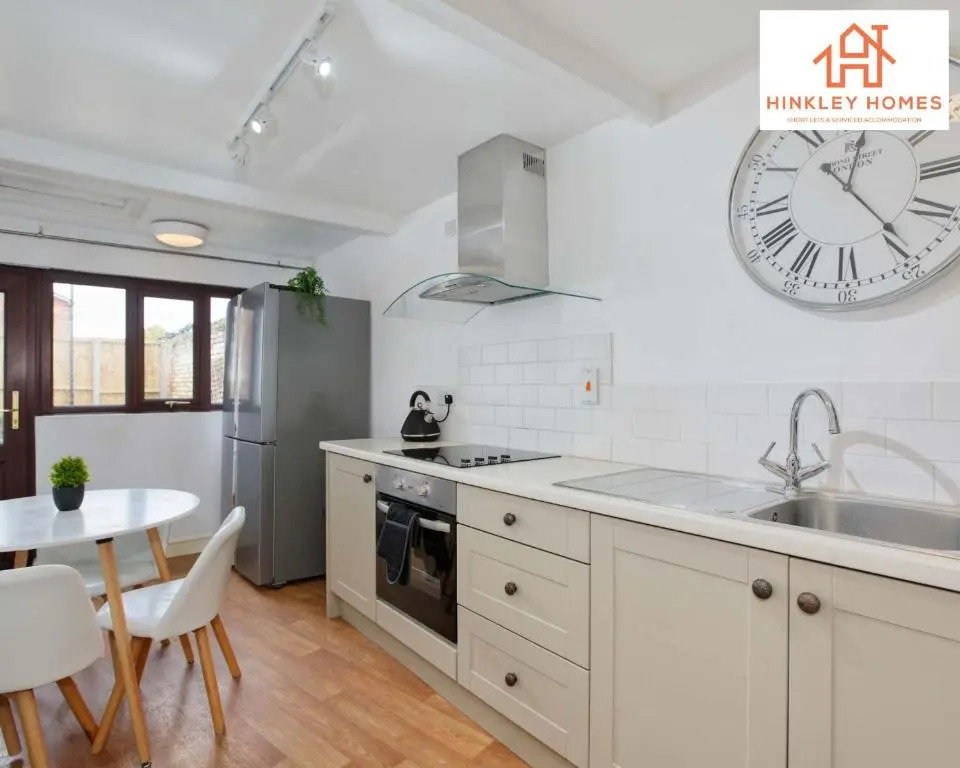 Centrally Tucked Away Private 4bed - Free parking! By Hinkley Homes Short Lets & Serviced Accommodation