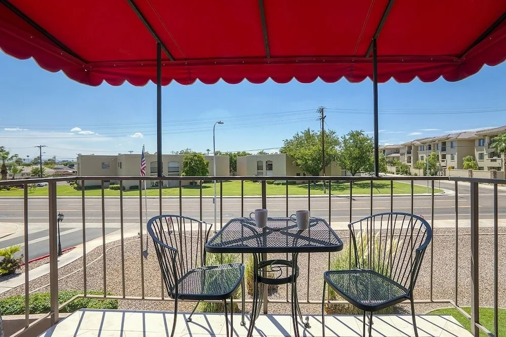 211 Fully Furnished 1BR Suite-Outdoor Pool! by RedAwning