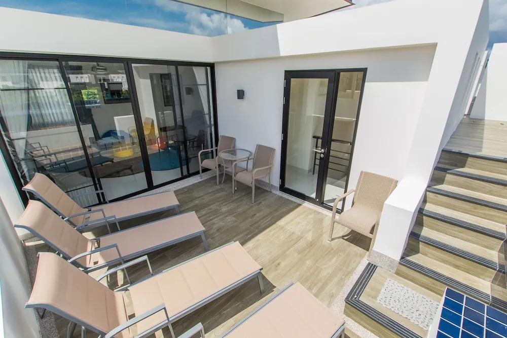 4 Bdr Villa with Cinema in Laguna 800m to Beach