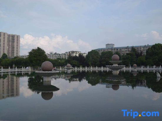 Yuanyuanlin Hotel (Yuyang Inventor Plaza Branch)