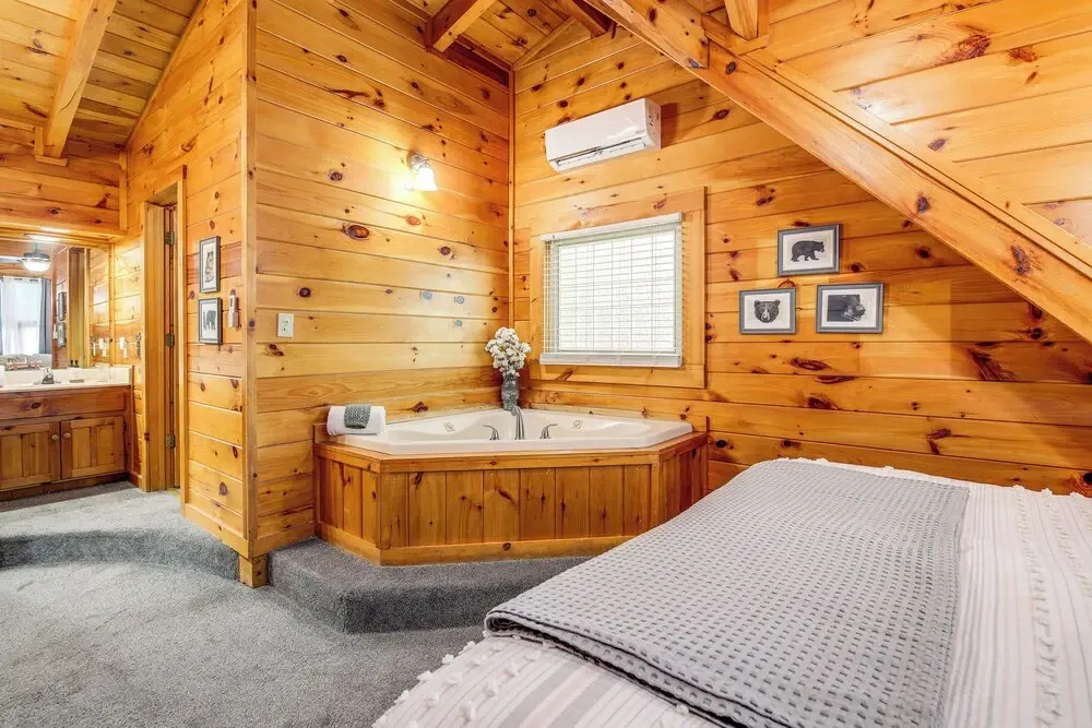 Pigeon Forge Cabin: Premier Location & Hot Tub