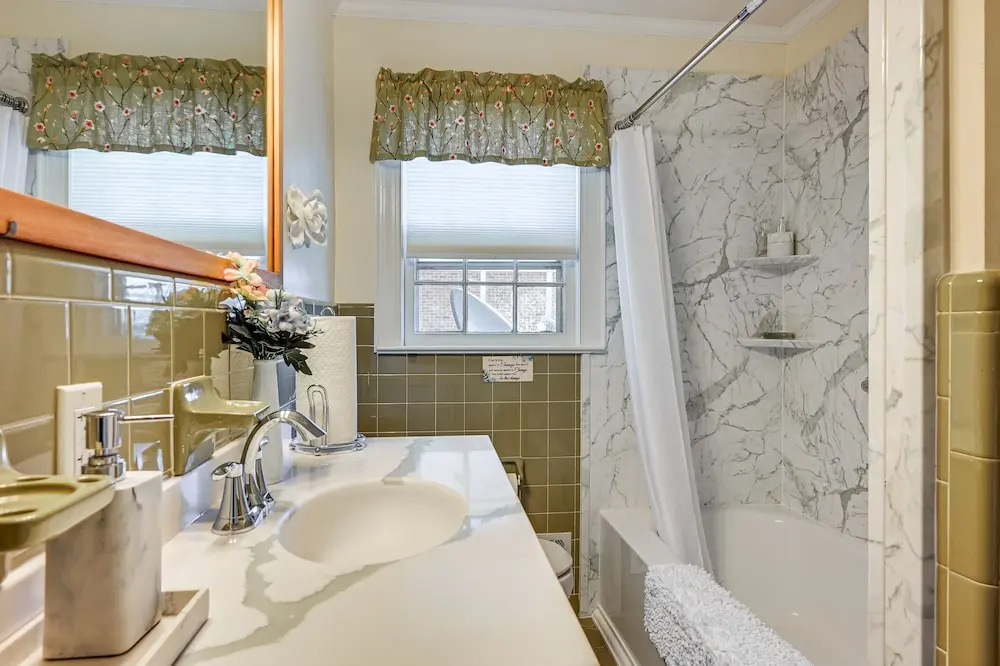 Greenville Home: 2 Mi to Downtown! 1 Mi to Ecu!