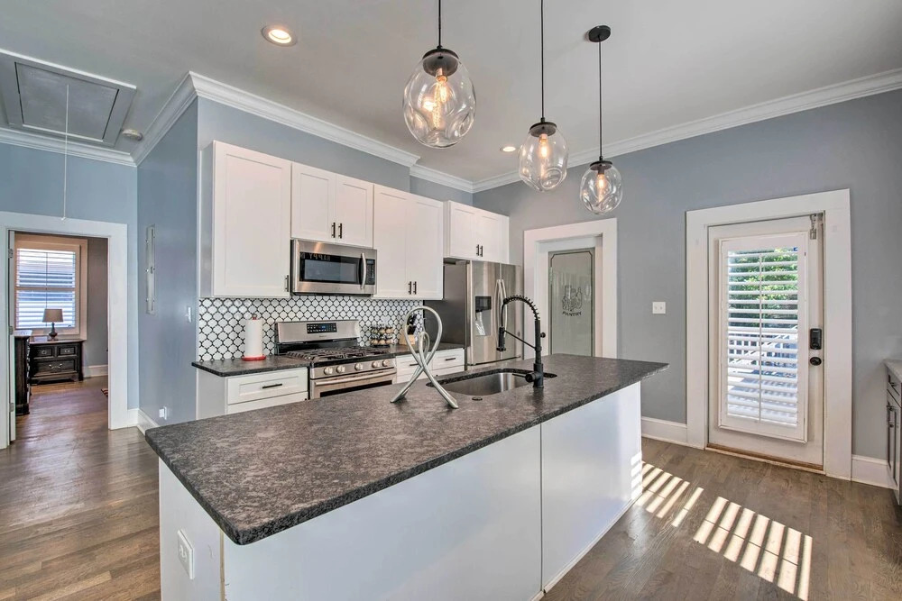 Modern Atlanta Getaway ~ 3 Miles to Downtown!