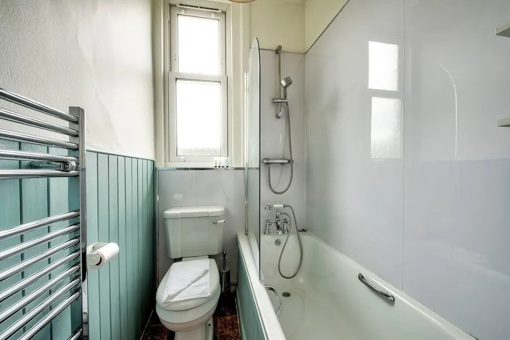 Luminous 1 BR Flat Close to City Centre, With Superb Views of Arthurs Seat