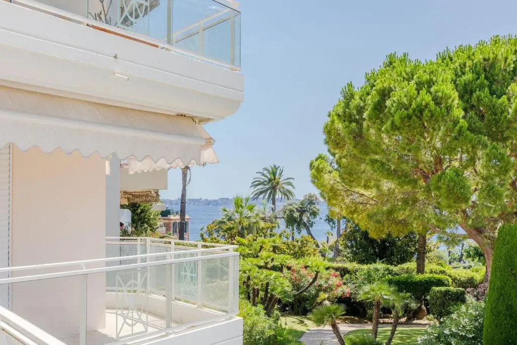 Stylish 2-bedroom apartment in an upscale residence building