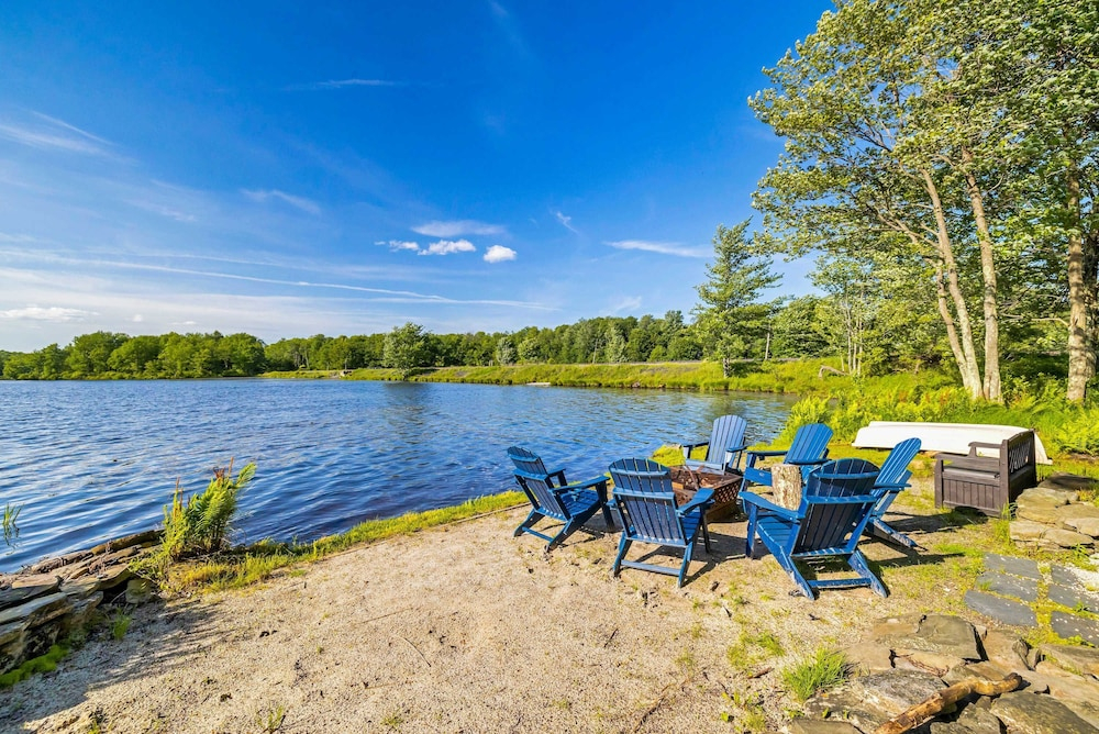 Lakefront Poconos Retreat w Hot Tub Dog Friendly