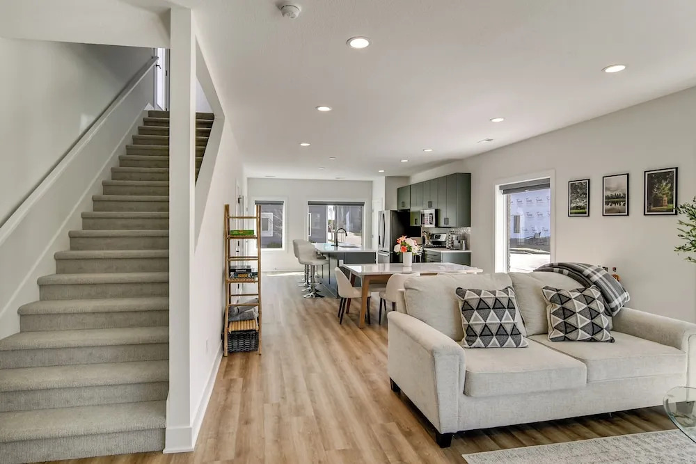 Rooftop Oasis: Downtown Des Moines Townhome