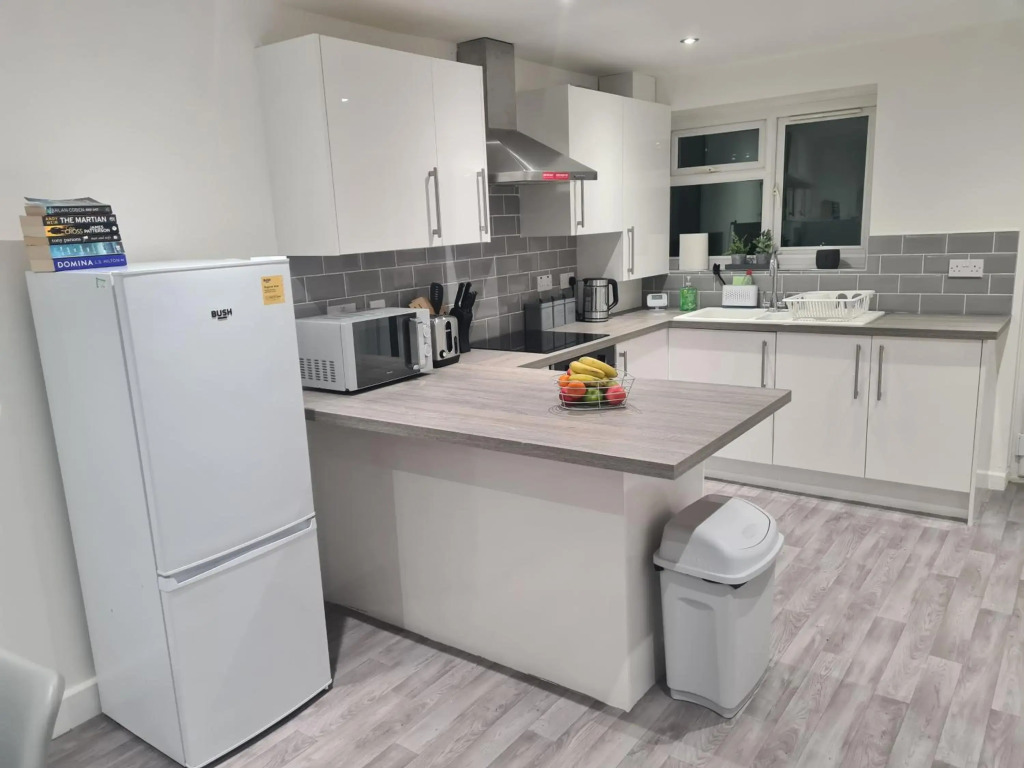 6 Bed sleeps 7, 1 mile from M54 i54 Jaguar Land Rover MOOG